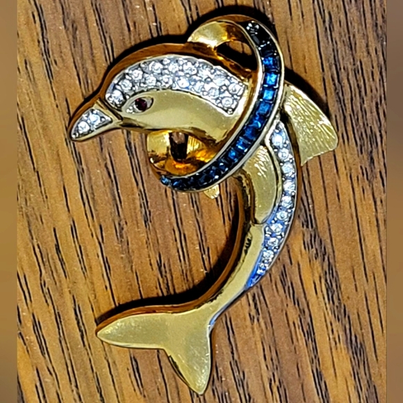 Signed Butler Fifth Avenue Dolphin Brooch – Vintage Gold Tone Z4 - Picture 2 of 4